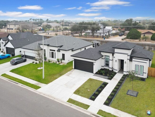 Building Photo - Stunning - 3 b/2.5 bath Home - Don't Miss Out!