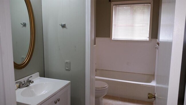 Building Photo - 41 W Viking Dr