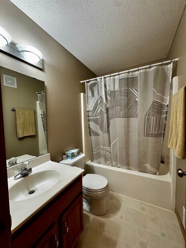 Building Photo - Affordable Non-smoking townhouse in SW Rochester 2beds 2 baths 1 car attached garage washer dryer...