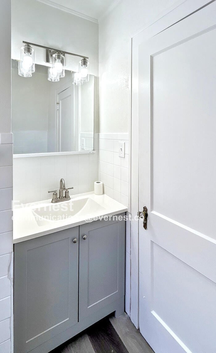 Building Photo - 792 E 232nd St