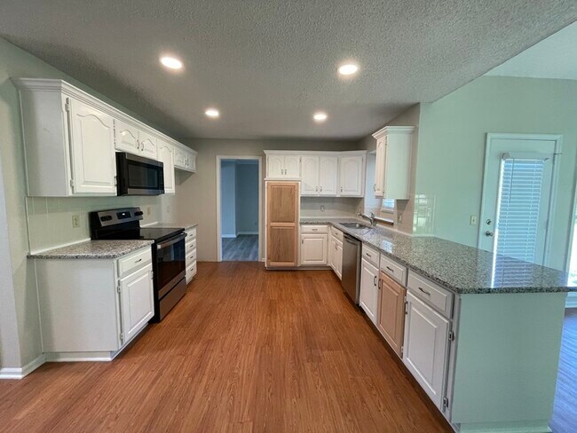 Building Photo - Stunning 4BR 2.5BA w/ Granite Kitchen in South Overland Park