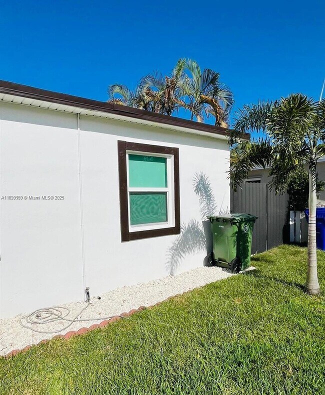 Building Photo - 872 NW 16th Terrace