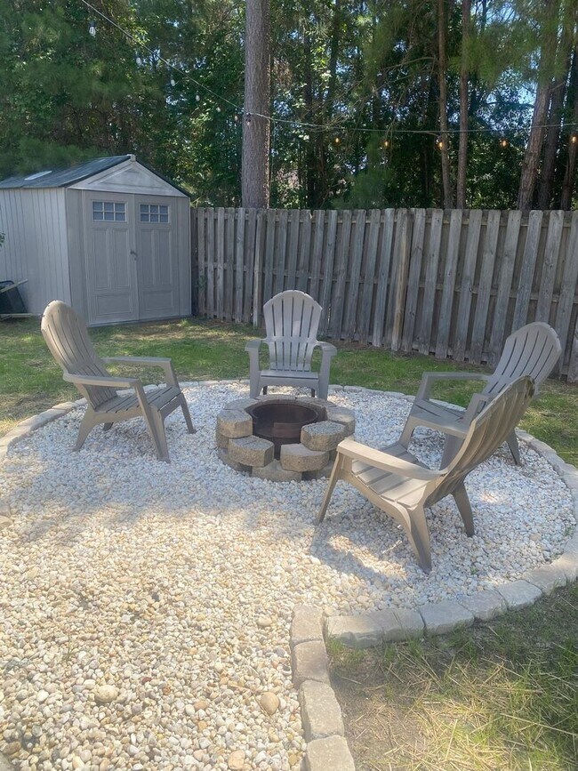 Building Photo - Beautiful 3 Bedroom Home with Fireplace & Private Backyard in Pooler