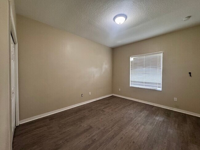Building Photo - Charming 3-Bedroom Home with Modern Update...