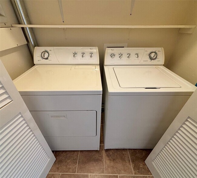 Building Photo - 2727 Briarhurst Dr