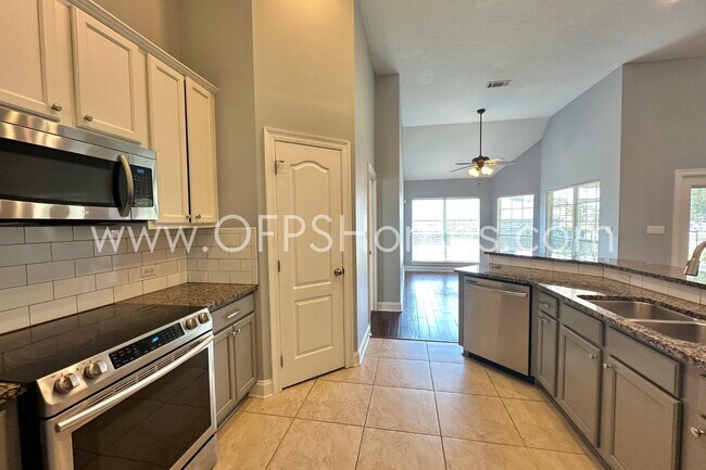 Building Photo - 4611 Chanan Dr