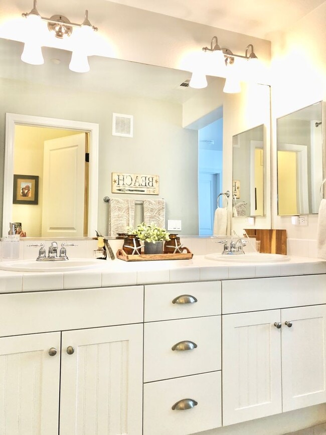 Building Photo - Beautifully Upgraded & Appointed End Condo...
