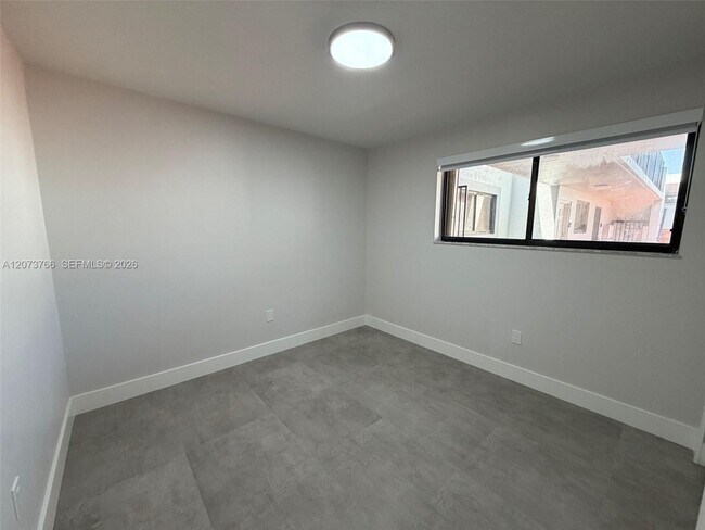 Building Photo - 1360 W 41st St