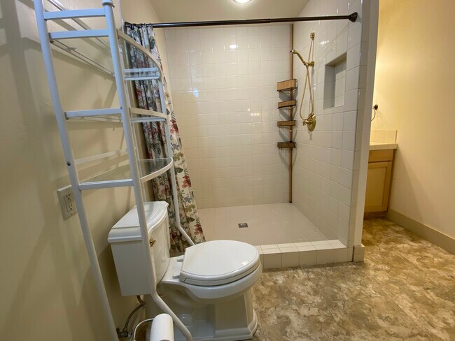 Building Photo - 1484 E Ojai Ave