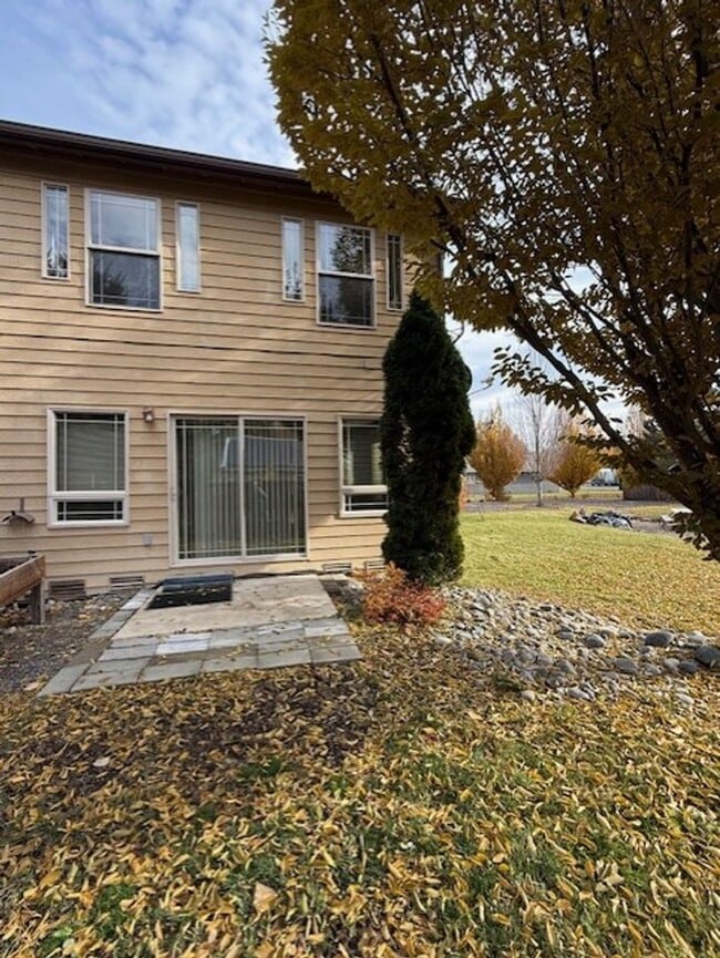 Building Photo - Spacious town home in small community.  Spacious and bright!  Available now!