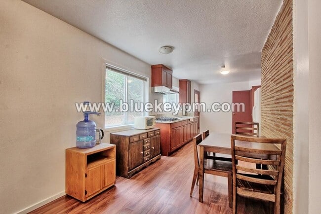 Building Photo - 5 Bedrooms, 2.5 Bathrooms Home in Oregon City