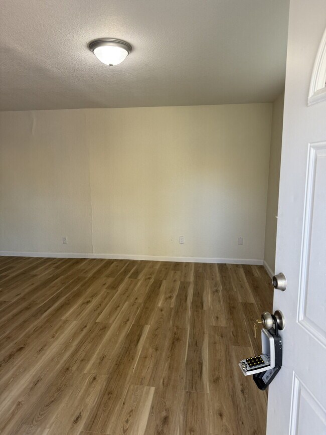 Building Photo - Charming 3-bedroom, 2-bathroom home located in the heart of Brentwood