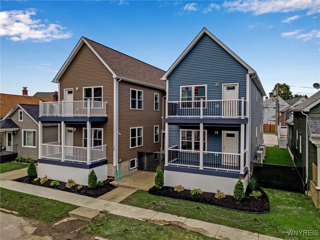 Building Photo - 140 Seymour St