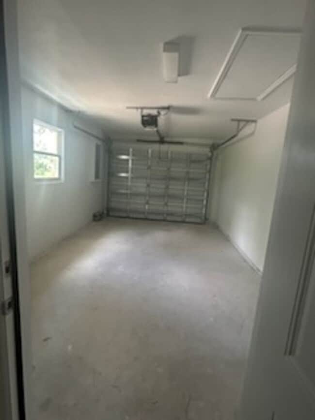 Building Photo - 3/2/1 Single Family Home Available-Cozy Pe...