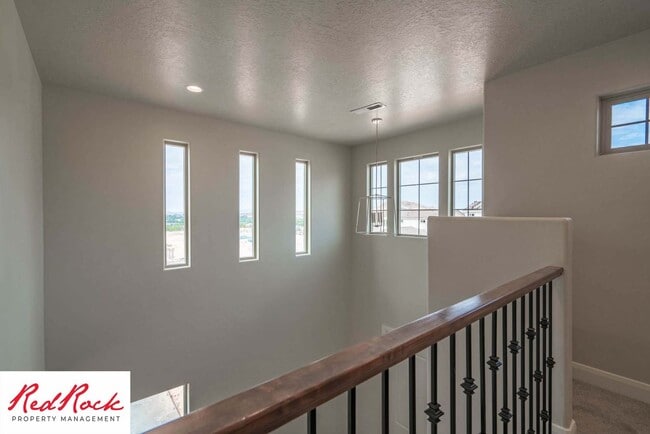 Building Photo - Beautiful Townhome in Hurricane Heights!