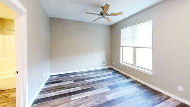 Building Photo - Charming Studio for Rent: Enjoy the Added ...