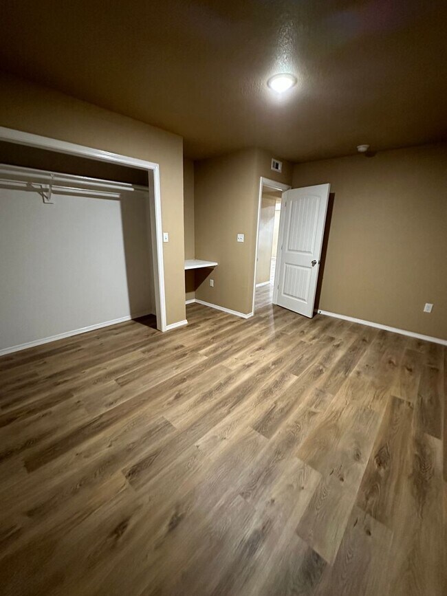 Building Photo - 4 BED 2 FULL BATH