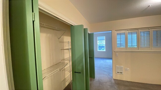 Building Photo - Lovely One Bedroom Condo Mountain Meadows!