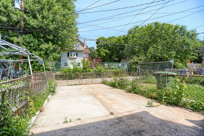 Building Photo - 1207 Anglesea St