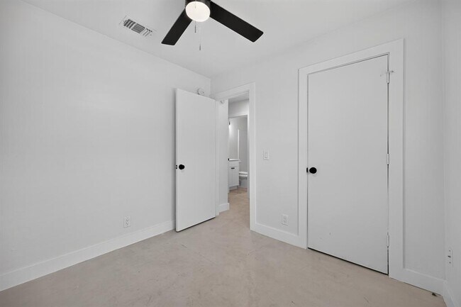 Building Photo - 14511 Oliphant St