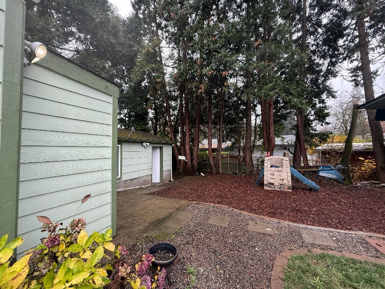 Building Photo - 1166 NE Turner Dr