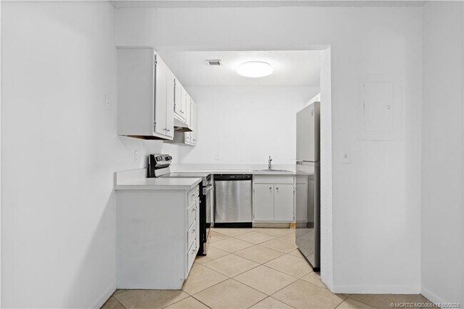 Building Photo - 2118 SE Edler Dr