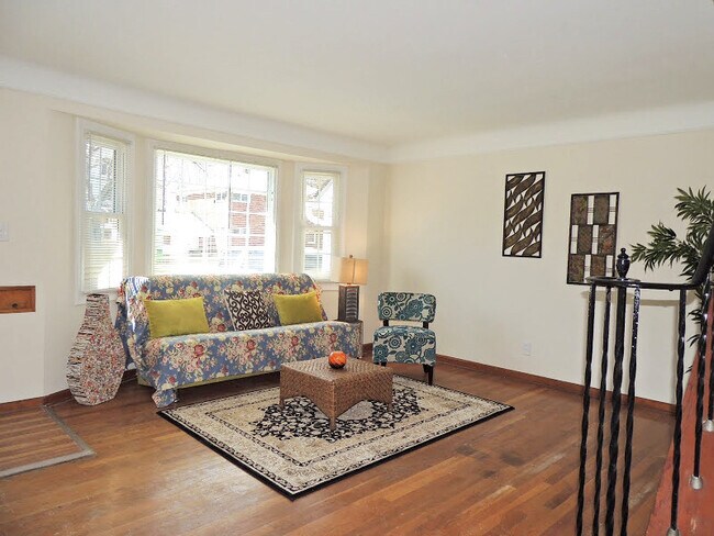Building Photo - 3 Bed & 2 Full Bath Cape Cod for Rent!