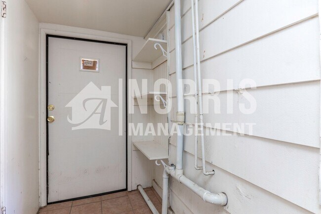 Building Photo - Cute and Cozy Home
