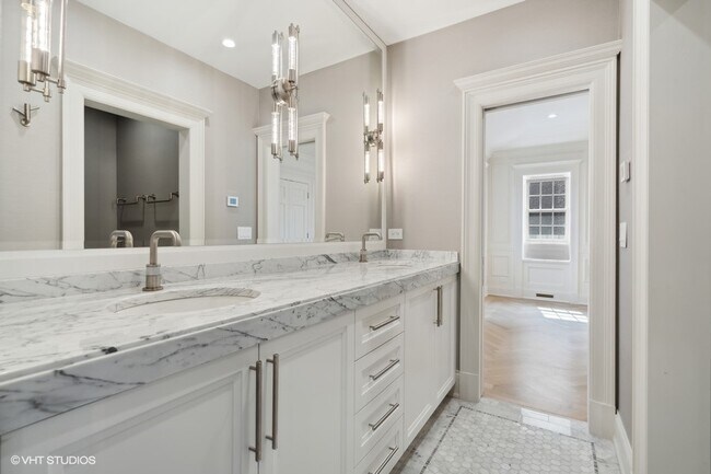 Building Photo - 2700 N Lakeview Ave