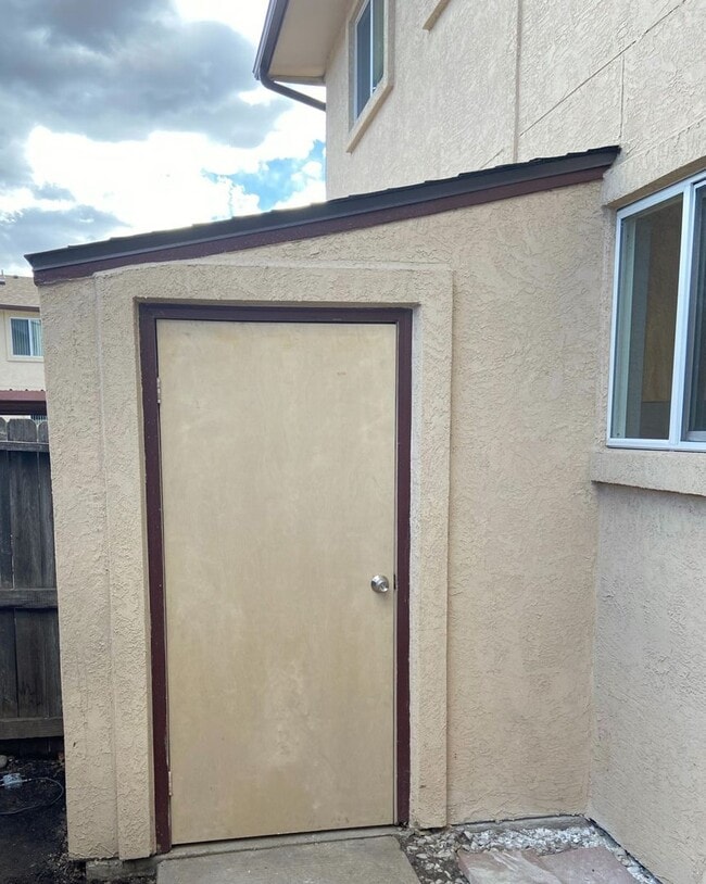 Building Photo - Stunning 2 Bed/2 Bath Townhome near Ft Carson!