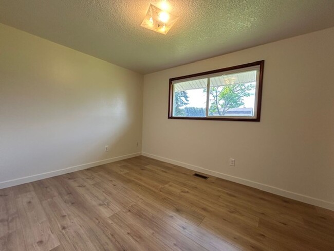 Building Photo - Molalla Country Home