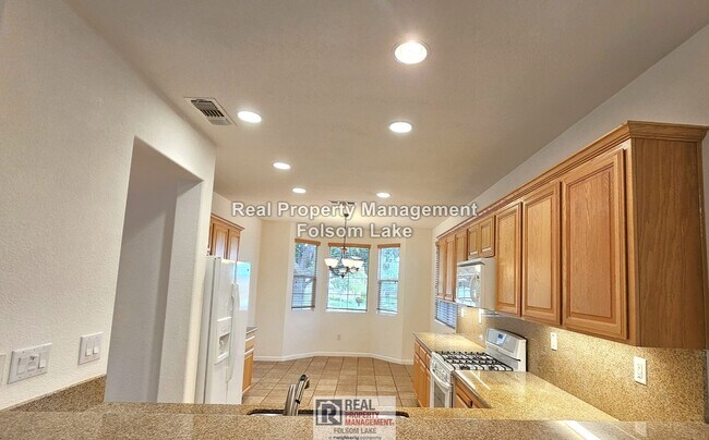 Building Photo - 55+ Active Adult Gated Community | 2 Bed / 2 Bath | Four Seasons - El Dorado Hills