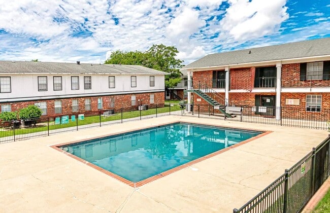 Building Photo - 2 Bedroom Upstairs Condo Located off Perki...
