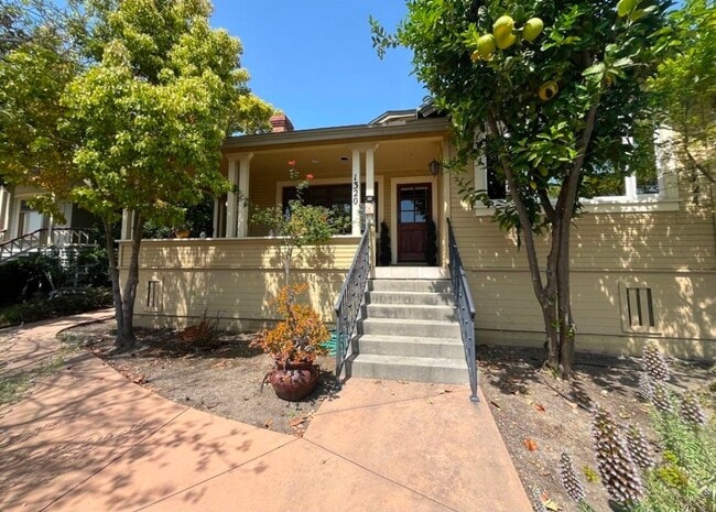 Building Photo - 1 bedroom 1 bath with garage