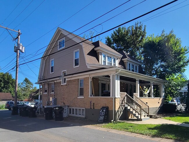 Building Photo - 6 Bedroom Student House 3 Blocks from Campus