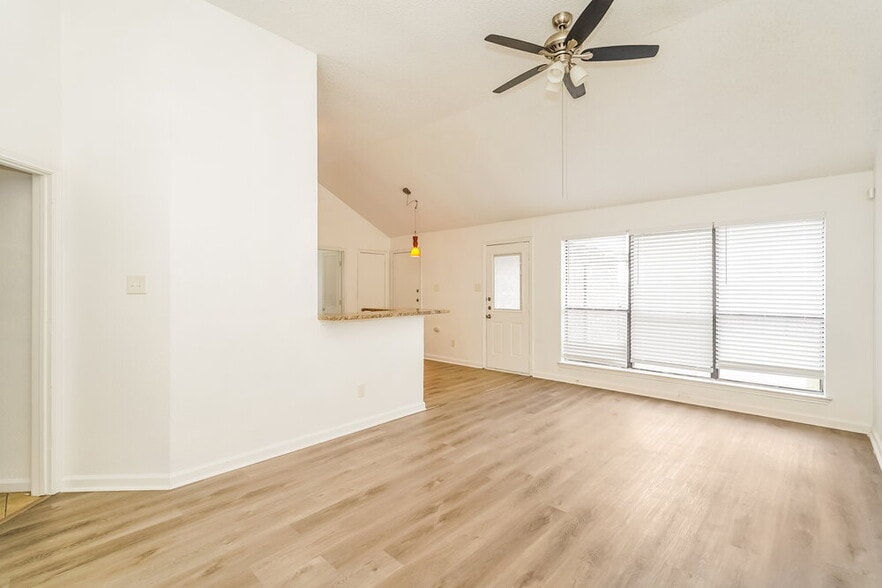 Building Photo - 936 Manor Dr