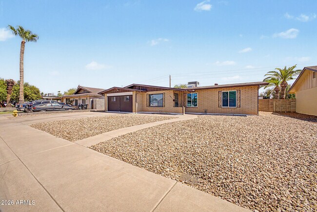 Building Photo - 1623 E Del Rio Dr