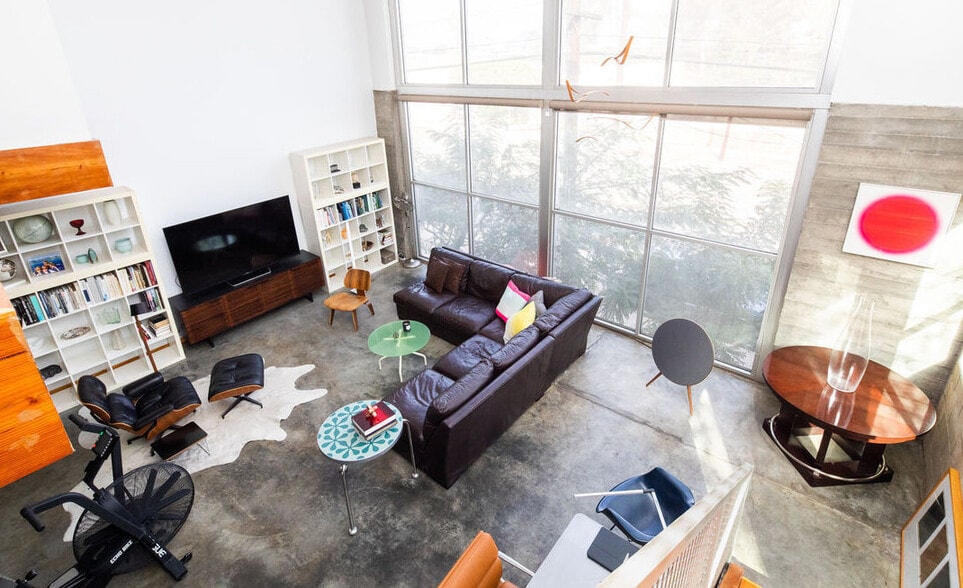 Building Photo - 2448 Riverside Dr