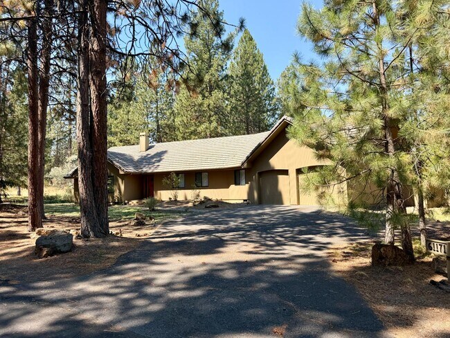 Building Photo - 61171 Minaret Cir