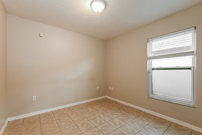 Building Photo - 330 Seville Pointe Ave