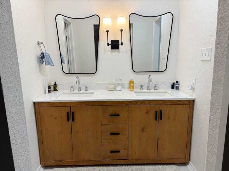 Building Photo - 921 Matilda Dr