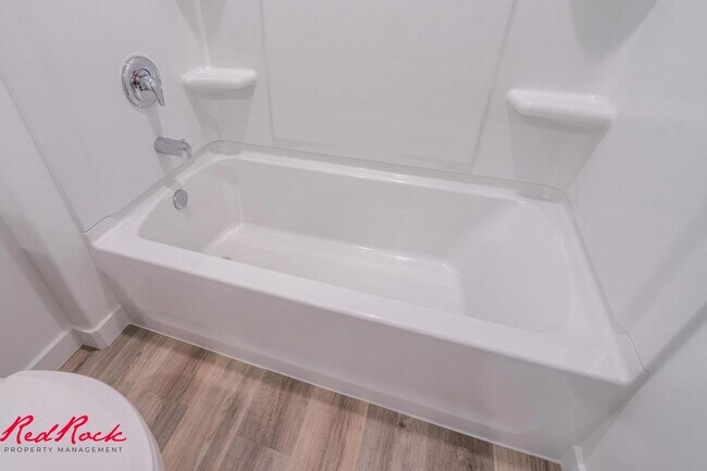 Building Photo - Dog Friendly! 3 Bedroom 2 Bathroom Townhome in Long Valley.