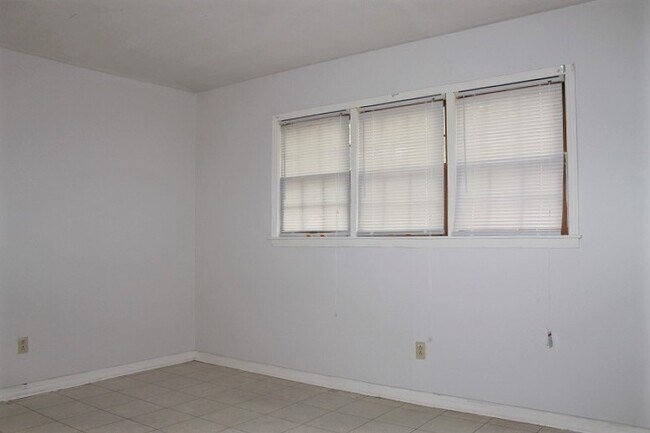 Building Photo - 604 N Wood Ave