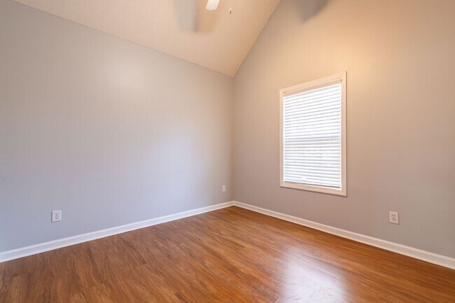 Building Photo - Spacious 5 Bedroom, 3 Bathroom Home in Cov...