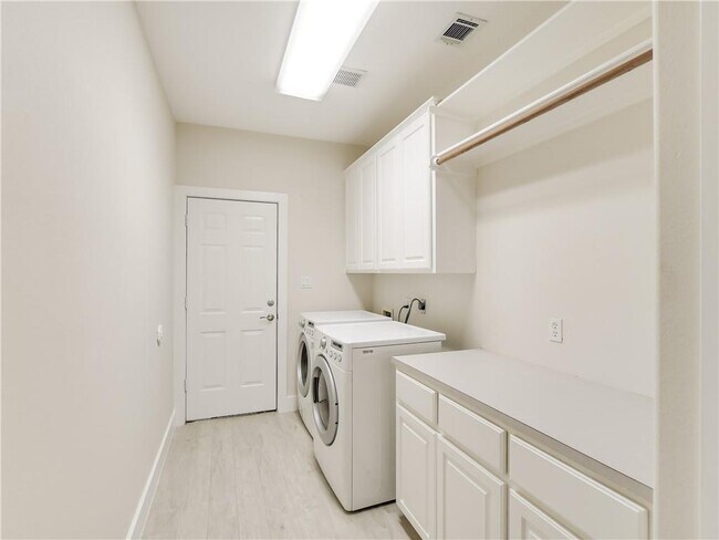 Building Photo - 207 Tellus St