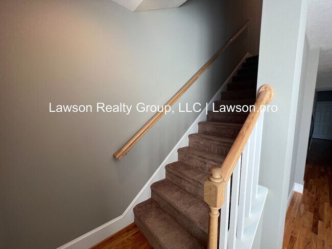 Building Photo - Luxurious Colonial Green Townhome with Garage