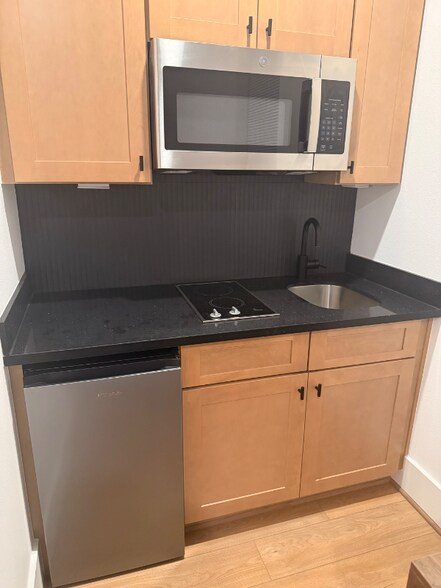 Primary Photo - 1901 S Victory St