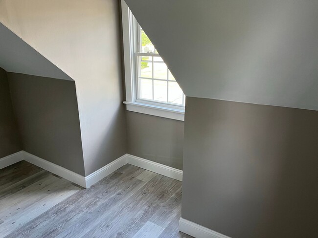 Building Photo - Fully Remodeled Cape Style Home in Manchester, CT