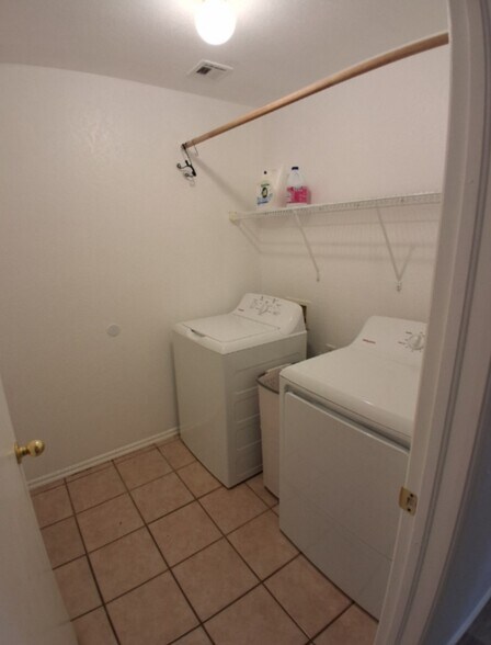 Building Photo - 2 Cloverdale and Wheatland