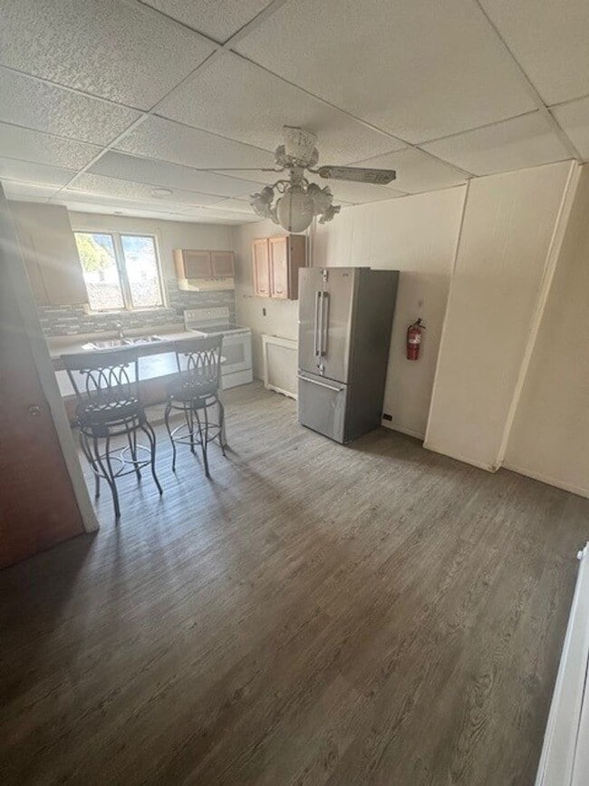 Building Photo - 4 bedroom 1 bathroom plus office
